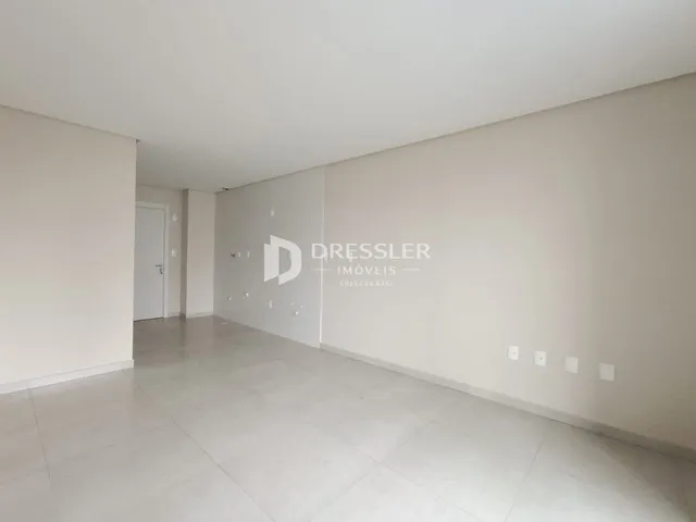 Ambiente interno de uma residência com paredes brancas e piso claro.