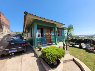 Fachada de uma casa em Lajeado, Brasil, com jardim frontal.