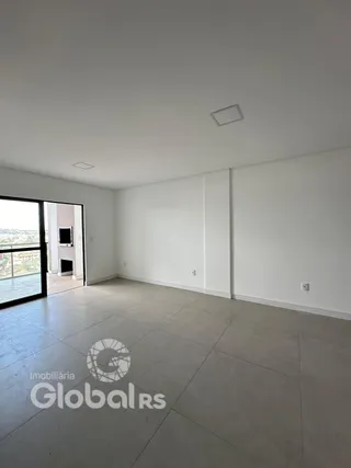 Ambiente interno de uma sala com piso de concreto e paredes brancas.