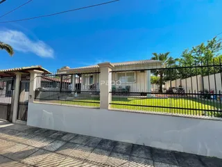 Fachada de uma residência em Lajeado, Brasil, com cerca e jardim.