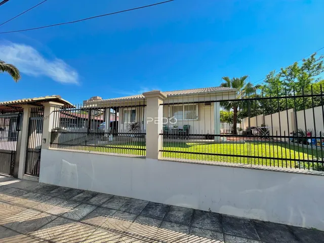 Fachada de uma residência em Lajeado, Brasil, com cerca e jardim.
