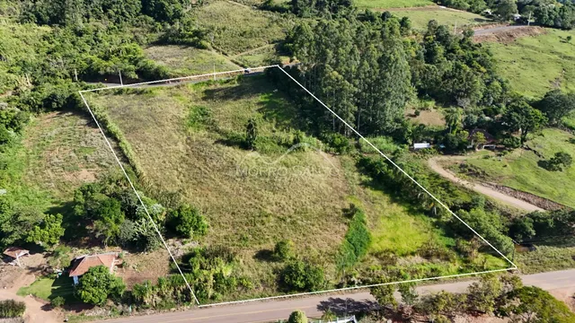 Vista aérea de um terreno aberto com vegetação e limites definidos.