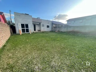 Fachada de uma residência em Lajeado, Brasil com gramado na frente.