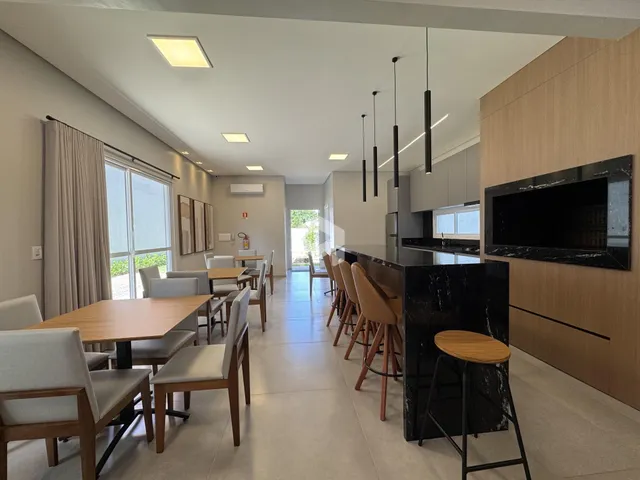 Interior de uma sala de jantar e cozinha moderna em um imóvel no Brasil.