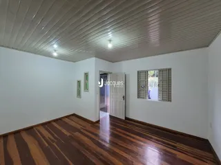 Ambiente interno com piso de madeira e teto de painel.