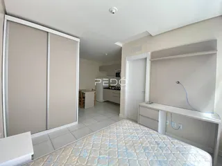 Quarto interno com portas de correr e armário em Lajeado, Brasil.