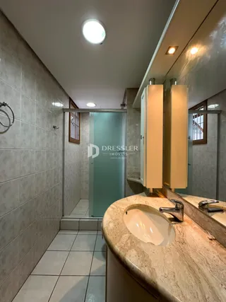 Interior de um ambiente com revestimento cerâmico e bancada de mármore.