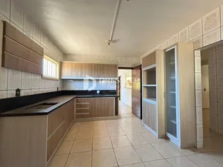 Foto de uma cozinha com armários de madeira e piso de cerâmica.