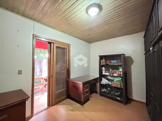 Foto de um cômodo interno com piso de madeira e teto de madeira.