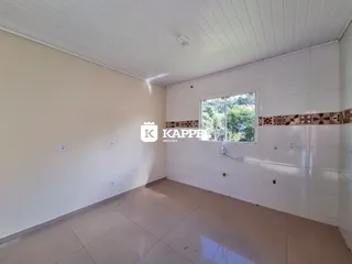Foto de uma sala de estar com paredes brancas e piso claro.