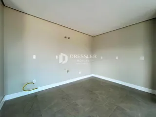 Vista interna de um ambiente com piso de cerâmica.