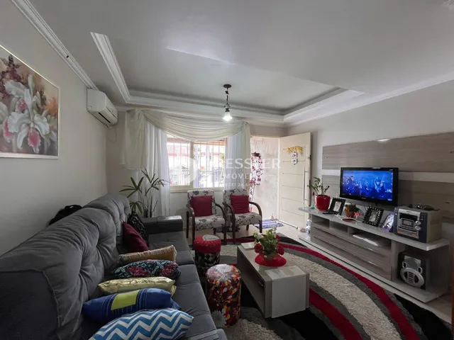 Sala de estar com sofá e televisão em um apartamento.