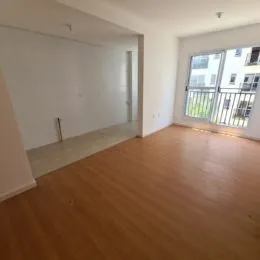 Vista interna de um ambiente com piso de madeira.