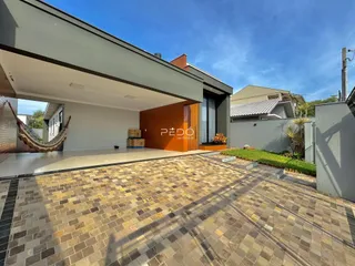 Fachada de uma residência moderna com área externa pavimentada em Lajeado, Brasil.