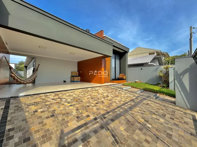 Fachada de uma residência moderna com área externa pavimentada em Lajeado, Brasil.