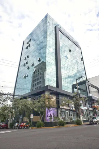 Fachada de um edifício moderno com revestimento de vidro em Lajeado, Brasil.
