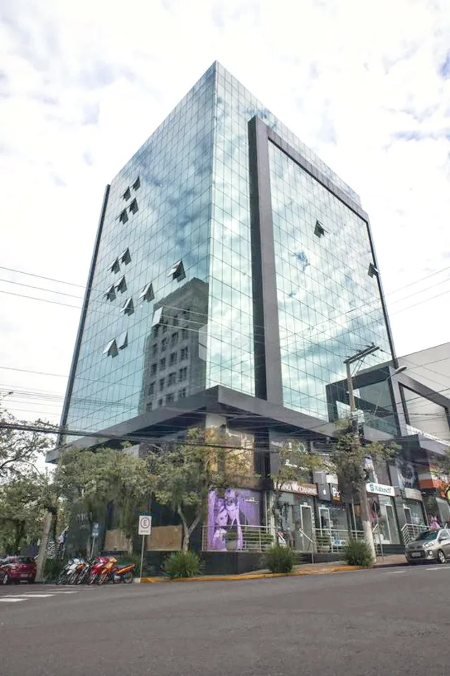 Fachada de um edifício moderno com revestimento de vidro em Lajeado, Brasil.