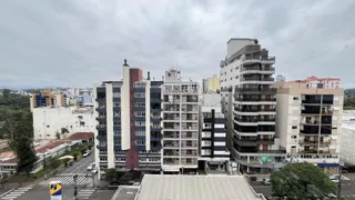 Fachada de um edifício residencial em Lajeado, Brasil, com múltiplos andares.