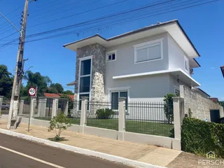 Fachada de uma casa branca com revestimento de pedra em Lajeado, Brasil.
