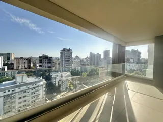 Vista panorâmica da cidade de Lajeado a partir de um terraço de vidro.