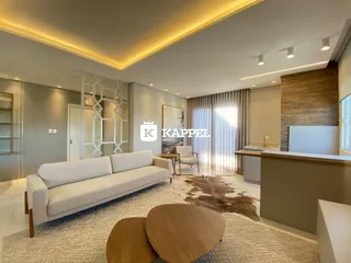 Sala de estar ampla com sofá branco e iluminação moderna.