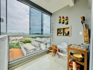 A sala possui uma grande janela com vista para a paisagem externa.