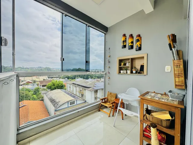 A sala possui uma grande janela com vista para a paisagem externa.