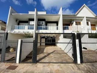 Fachada de uma residência moderna com portão de ferro em Lajeado, Brasil.