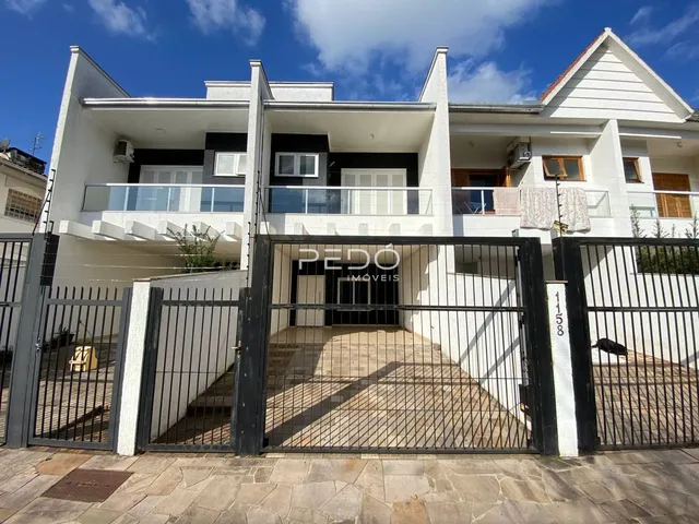Fachada de uma residência moderna com portão de ferro em Lajeado, Brasil.