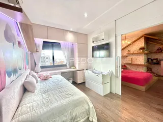 Quarto com cama e armário em ambiente moderno.