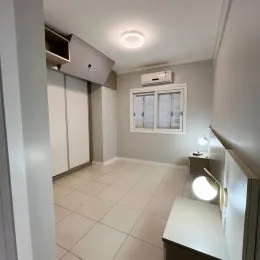 Quarto com piso de cerâmica e ar-condicionado instalado.