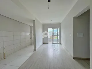 Hall de entrada longo com piso claro e paredes brancas.
