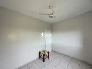 Foto de um cômodo interno vazio com paredes brancas e piso de cerâmica.