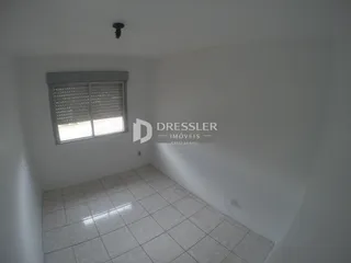 Foto de um cômodo interno com piso de cerâmica e janela.