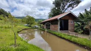 Fachada de uma residência em Lajeado com paisagem de vegetação exuberante ao redor.