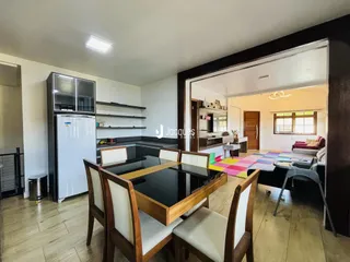 Interior de uma sala de jantar com cozinha em Lajeado, Brasil.