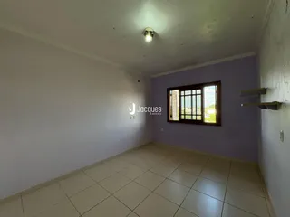 Foto de um cômodo interno com piso de cerâmica e parede roxa.