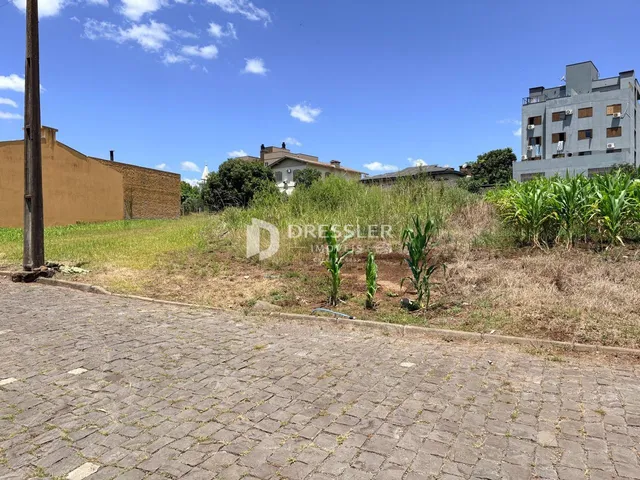 Vista da propriedade com grama e vegetação na frente.
