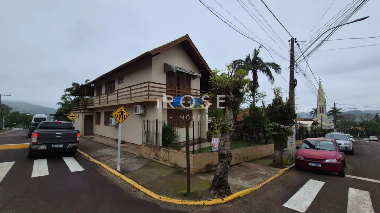 Casa com 4 dormitórios, foto 1