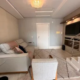 Foto de uma sala de estar com sofá e televisão.