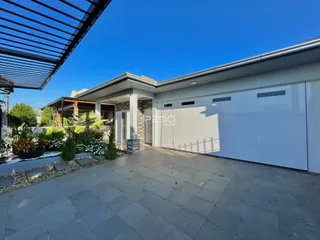 Fachada de uma residência com garagem e área externa em Lajeado, Brasil.