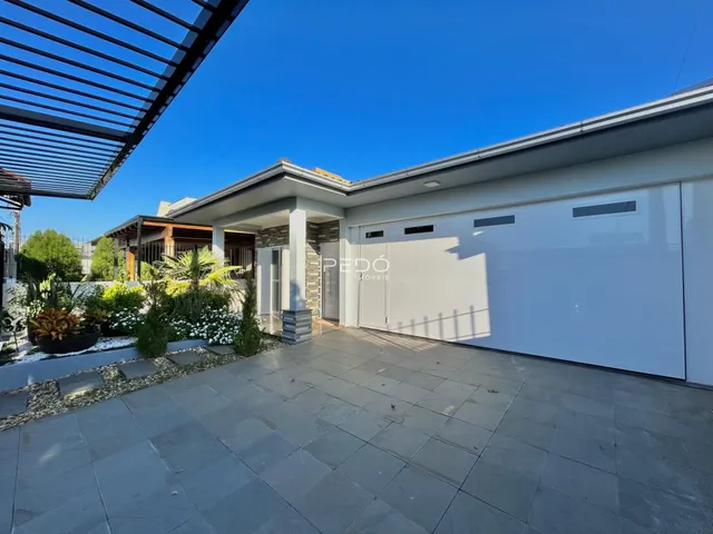 Fachada de uma residência com garagem e área externa em Lajeado, Brasil.