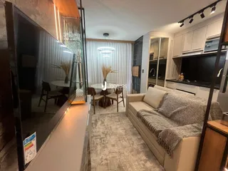 Sala de estar moderna com porta de vidro e televisão.