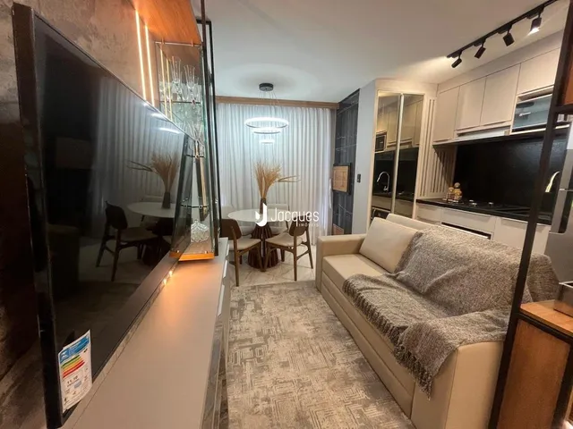 Sala de estar moderna com porta de vidro e televisão.