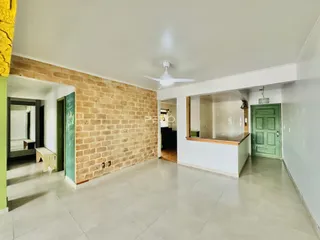 Hall de entrada com parede de tijolos aparentes.