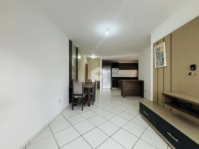 Hall de uma residência moderna com piso de cerâmica e área de jantar.