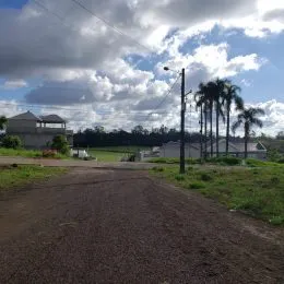 Vista externa de uma estrada de terra em uma propriedade em Lajeado, Brasil.
