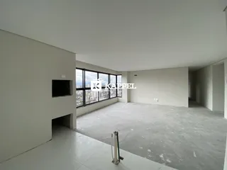 Ambiente interno amplo com grande janela mostrando a vista da cidade.
