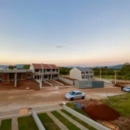 Vista externa de um terreno em construção em Lajeado, Brasil.