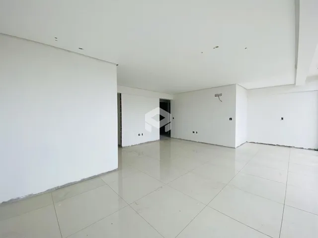 Interior amplo e vazio de uma residência com piso de cerâmica.